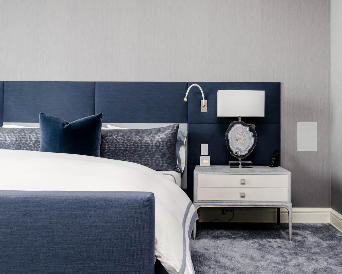 Ambiance contemporaine, bleu nuit